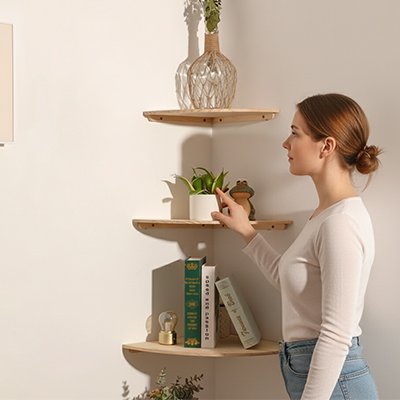 Etagere angle murale spacieuse